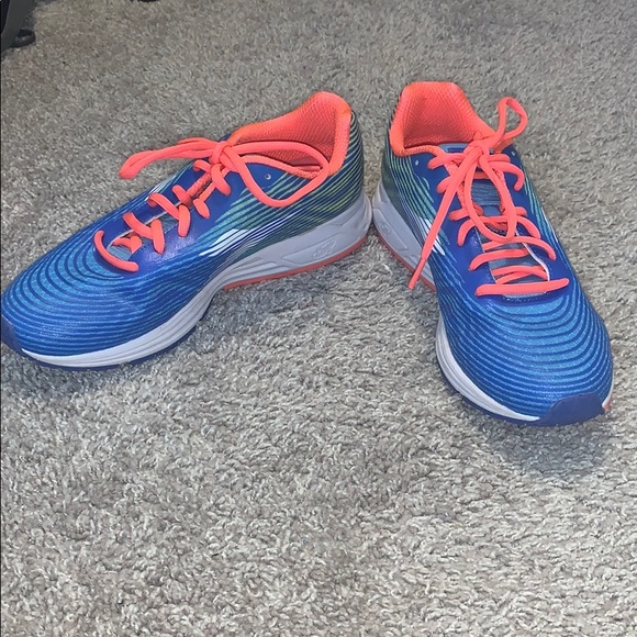 Athletic shoes - Picture 2 of 5